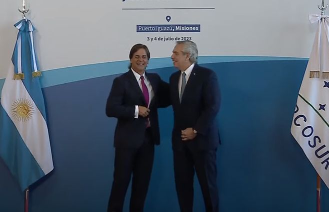 Alberto Fernández recibe a Lacalle Pou en el inicio de la Cumbre del Mercosur. Foto: captura de pantalla de la transmisión oficial. 