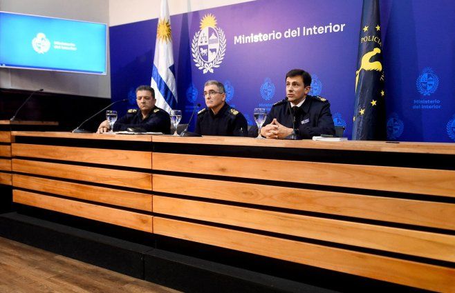 Foto: FocoUy. De izquierda a derecha: Robert Tarocco y Julio Sena (subdirectores de la Policía) y Alfredo Clavijo (jefe de Policía de Montevideo).