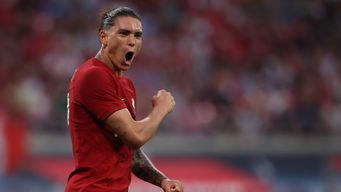 Darwin Núñez festeja su primer gol oficial en Liverpool. Foto: AFP.