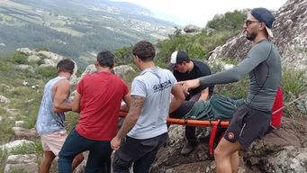 bomberos rescatan a mujer accidentada en cerro pan de azucar