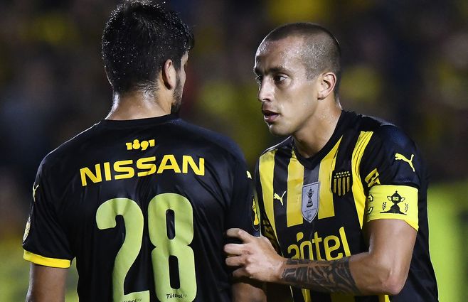 Guzmán Pereira fue capitán e hizo su primer gol en Peñarol. Fue el quinto de su carrera. El anterior fue en la U de Chile. Acá le da indicaciones a Lucas Viatri, otro que pasa por gran momento. 