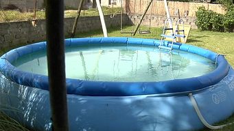 un nino de 3 anos fallecio ahogado mientras se banaba en una piscina en su casa
