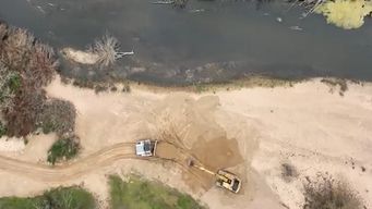 otro disparate: orsi denuncio que un privado extrajo arena del santa lucia de forma irregular