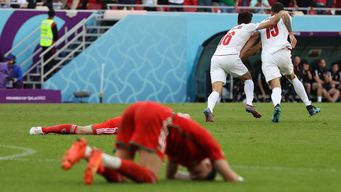 iran le gano en la hora a gales y puso otra nota de sorpresa en el mundial