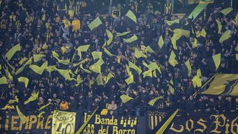 La hinchada de Peñarol en el Campeón del Siglo. Foto: FocoUy