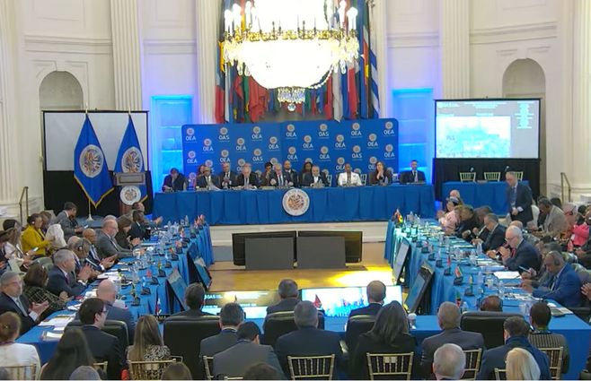 Reunión-OEA-con-canciller-Lubetkim.jpg