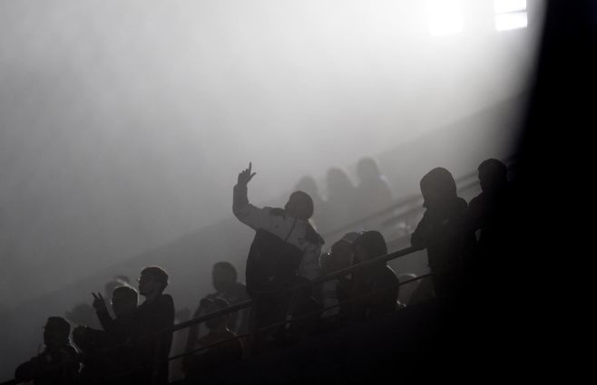 Foto: FocoUy. Partido bajo niebla intensa.