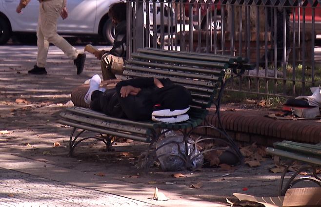 personas-en-calle-pertenencias-campamento