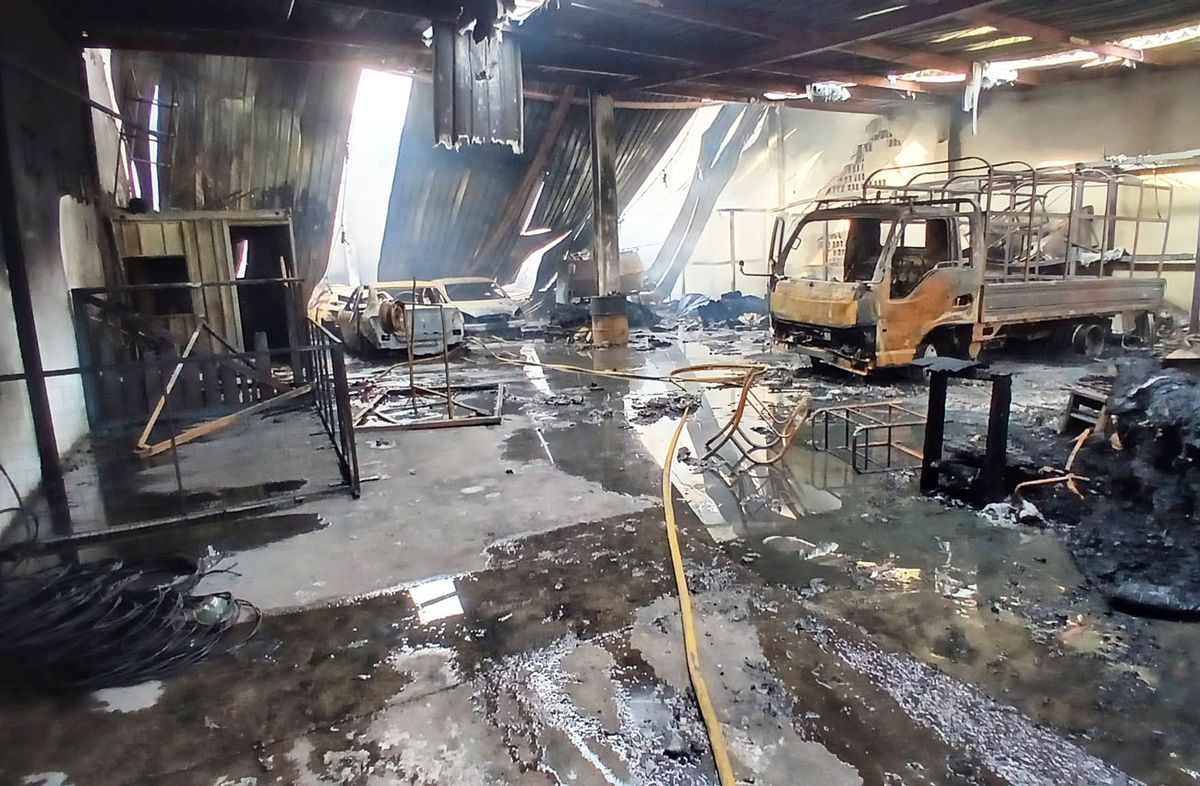 Un gran incendio afectó depósito de pinturas y su propietario debió ser atendido por médicos en el lugar