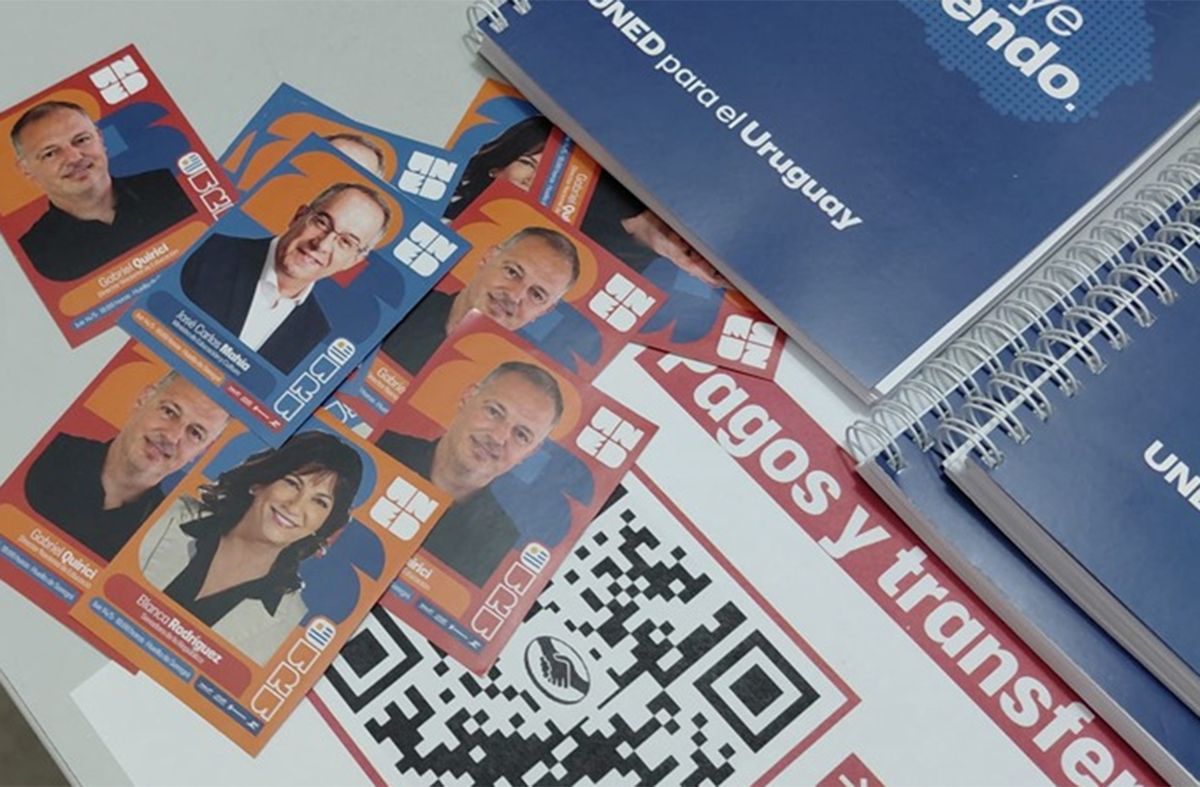 Lanzan figuritas del mundial con la imagen de dirigentes del Frente Amplio