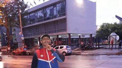 Lucas Emanuel Langhain frente a la sede de Nacional en 8 de octubre.&nbsp;