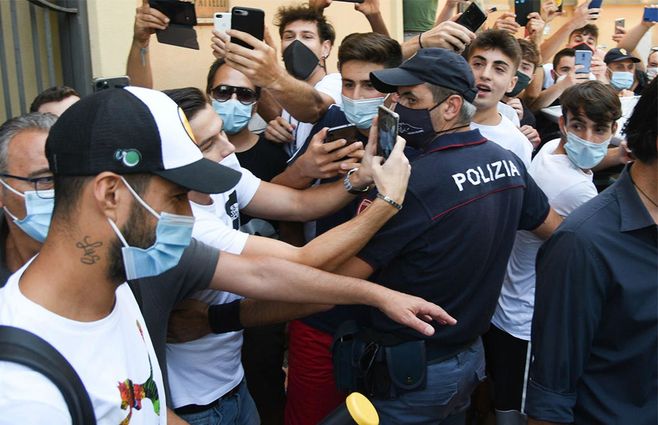 Luis Suárez en la Universidad de Perugia asediado por la prensa