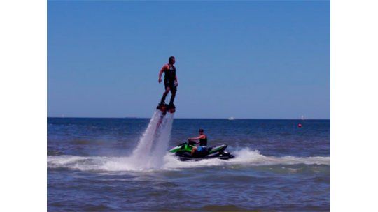 FlyBoard: la sensación en deportes acuáticos en Playa Mansa
