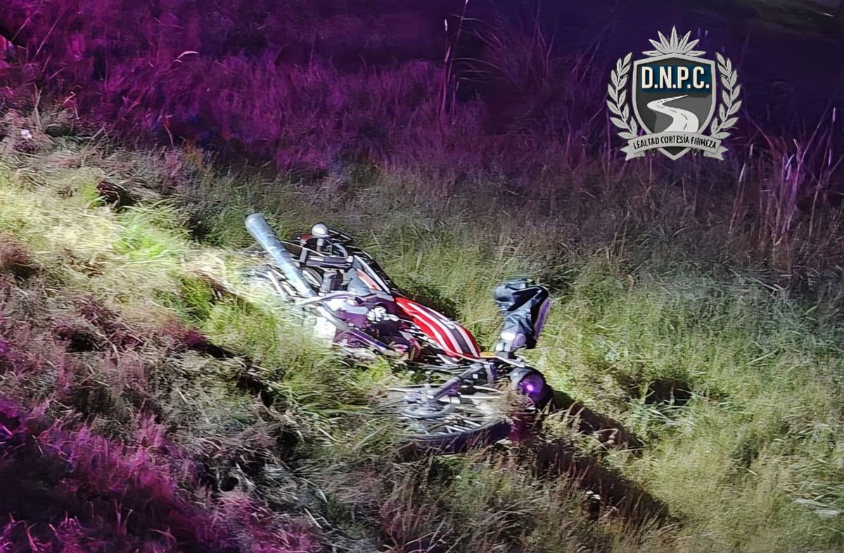 Siniestro fatal: una mujer y un hombre viajaban en una moto cuando reventó un neumático y cayeron al pavimento