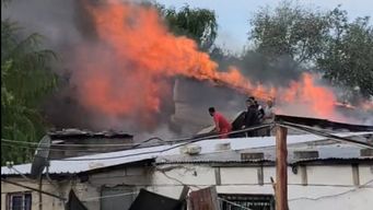 un feroz incendio afecto varias viviendas en el barrio marconi