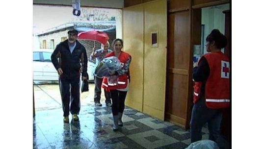 La lluvia no detiene la campaña de la frazada en Piedras Blancas