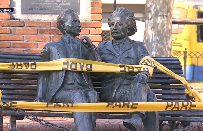 einstein-y-vaz-ferreira-bronce-vandalizado
