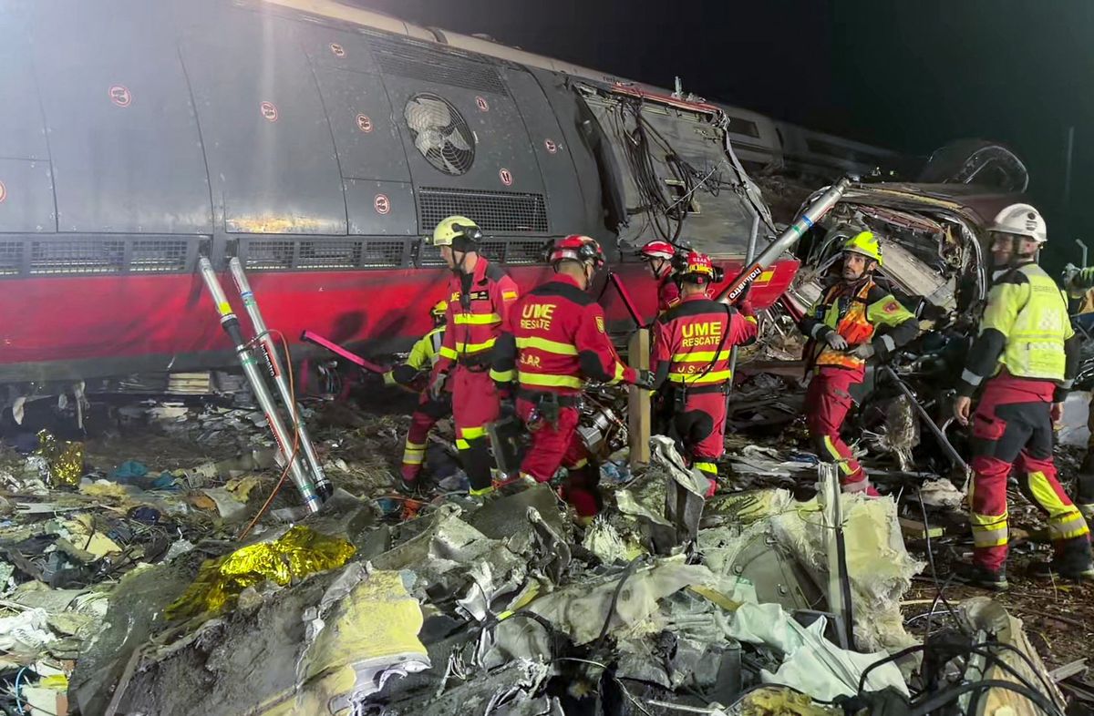 Punto por punto, ¿qué se sabe sobre el choque mortal entre dos trenes de alta velocidad en España?