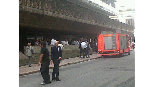 Evacuaron a cientos de funcionarios del Ministerio de Transporte