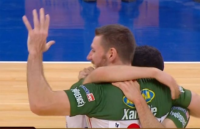 Aguada festeja un triunfo corrido de atrás . En los últimos diez minutos lo dio vuelta.