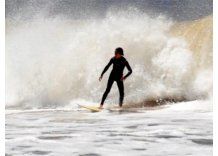 Miles practican surf en La Barra de Maldonado