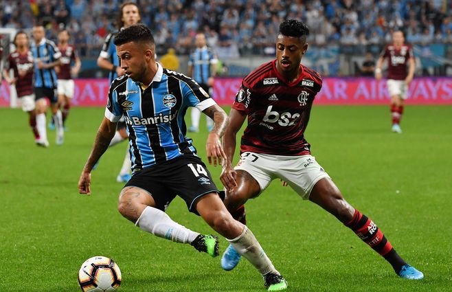 Matheus Henrique (Gremio) con la pelota y en la marca Bruno Henrique (Fkamengo)&nbsp; durante el partido de ida en Porto Alegre que terminó 1 a 1.&nbsp;
