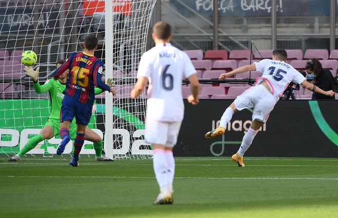 La pelota ya salió de los pies de Valverde y va a la red del Barcelona. Era el 0-1. Es el primer uruguayo que marca en este clásico&nbsp;