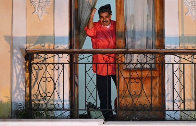 Foto: AFP. Nicolás Maduro saluda tras conocer el resultado de las elecciones en Venezuela.
