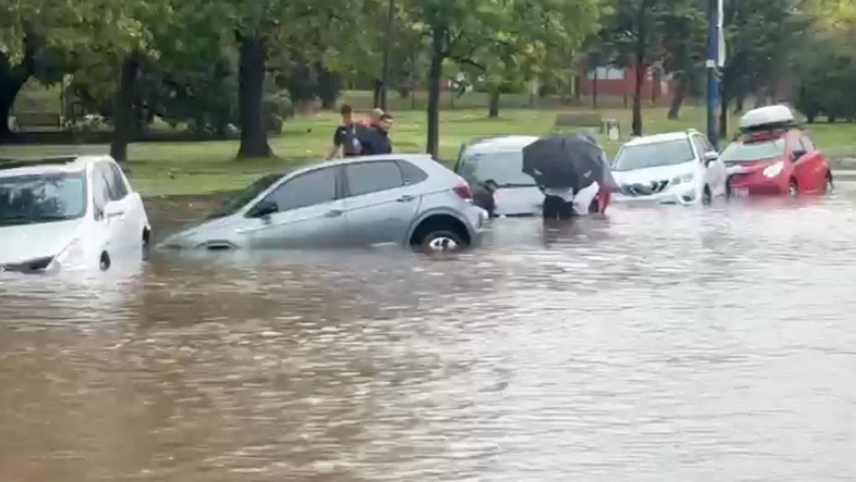 Inundaciones en Montevideo por intensas lluvias este domingo: imágenes muestran autos afectados