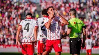 Cristhian Stuani, capitán del Girona, festeja uno de sus dos goles de penal ante Oviedo. Foto: web oficial de Girona F.C.