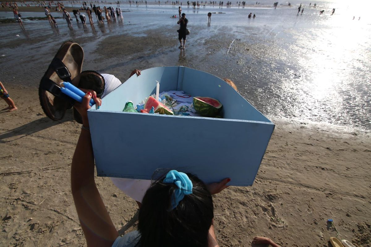 La celebración, con ofrendas que se depositaron en el agua, se realizó en varias playas de Montevideo y el interior del país. Foto: Foco UY