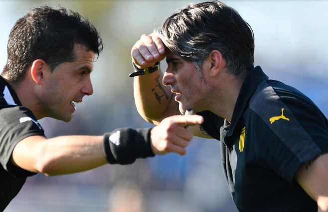 El DT de Peñarol y el árbitro Andrés Cunha en la tarde del domingo durante el partido Liverpool-Peñarol