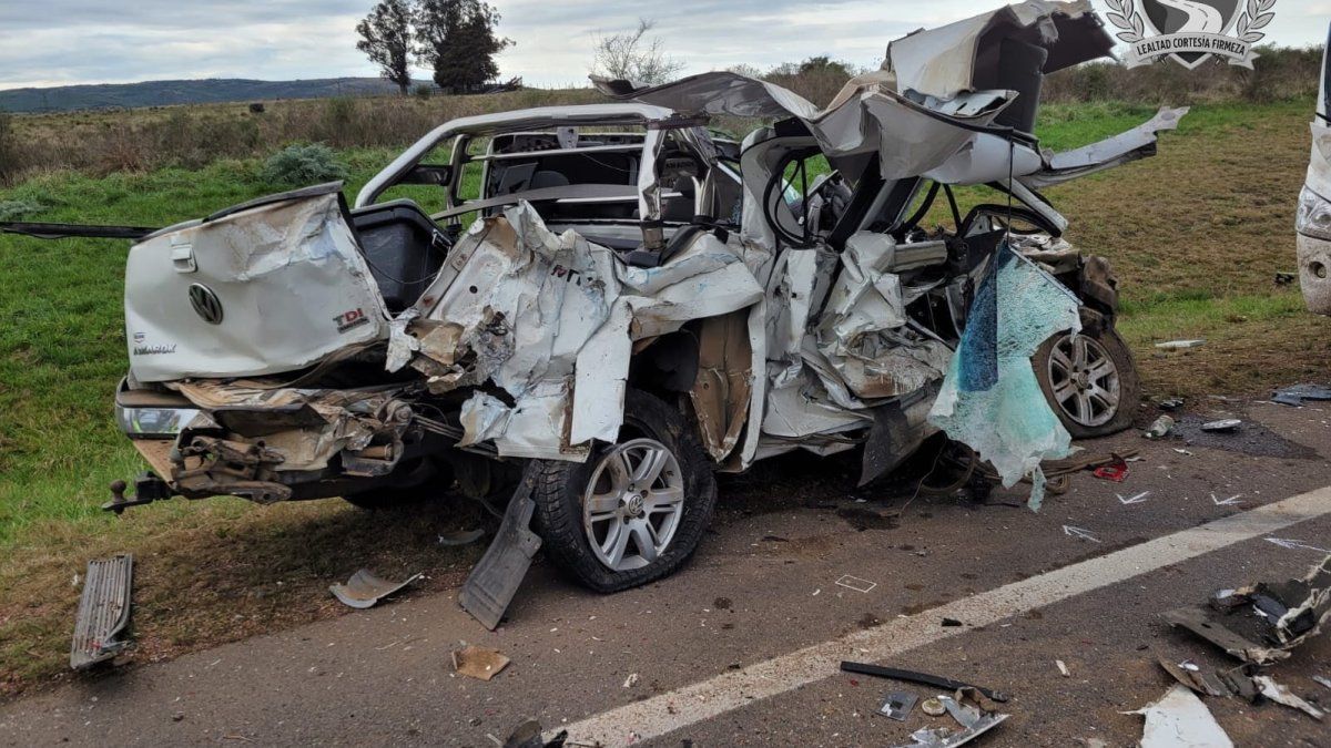 Un fallecido y dos lesionados graves tras el choque de un ómnibus, una ...