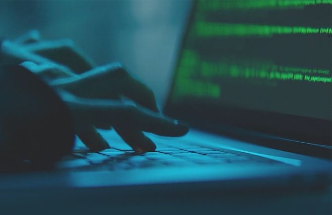 manos-computadora-estafa