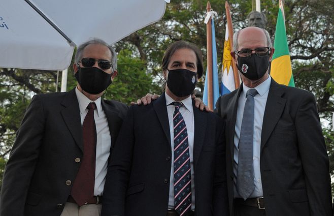 El presidente rodeado del intendente Pablo Caram y el alcalde William Cresseri, primero electo por el FA y luego por el Partido Nacional.