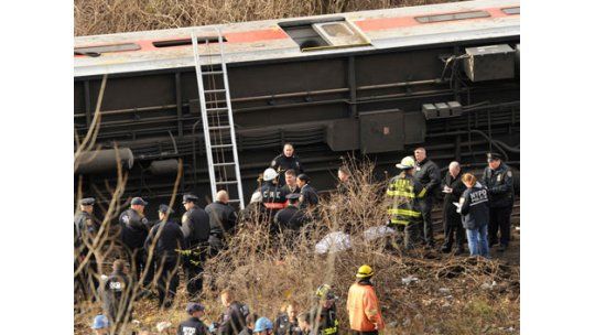 Tren suburbano descarrila en Nueva York, cinco vagones volcados