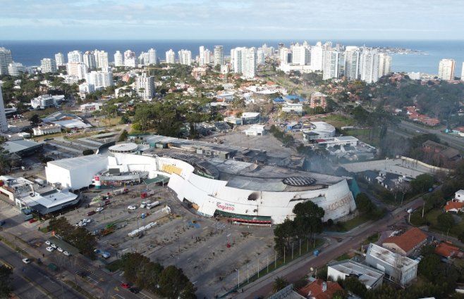 Imagen aérea de Punta Shopping tras el incendio, el 5 de agosto de 2022.