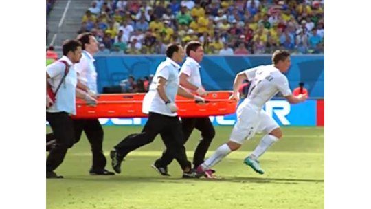 Mirá al Cebolla apurando una camilla para atender a un italiano