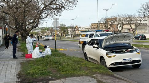 El auto perseguido por la Policía con los impactos de bala. Foto: María Eugenia Scognamiglio, Subrayado.