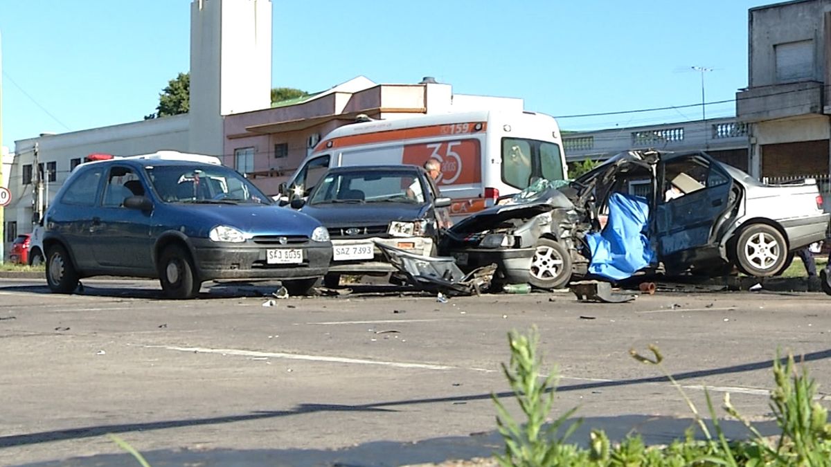 Accidente fatal cruzó con luz roja y provocó choque de tres