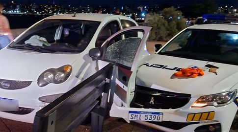 Se ofreció para estacionar un auto, robó el vehículo, lo persiguieron por la rambla, chocó y fue detenido Se ofreció para estacionar un auto, robó el vehículo, lo persiguieron por la rambla, chocó y fue detenido