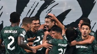 sebastian coates se luce en la champions con dos goles de cabeza casi identicos