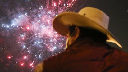 Castillo observa el festejo limeño ante la confirmación electoral