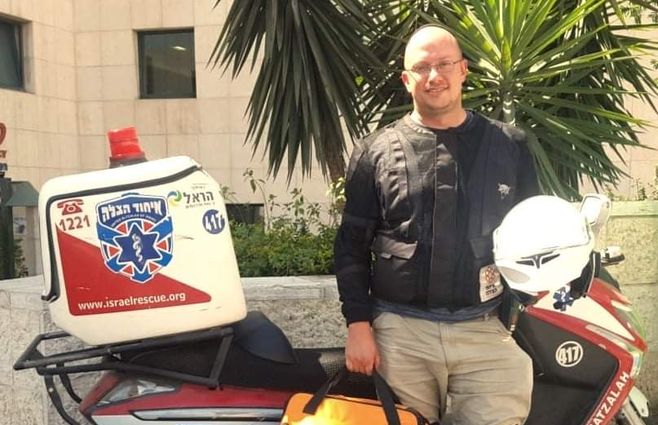 Raphael Poch, judío ortodoxo, nacido en Toronto y residente en Efrat, recorre el mundo ayudando como terapeuta de traumas como voluntario del Movimiento Hatzalah
