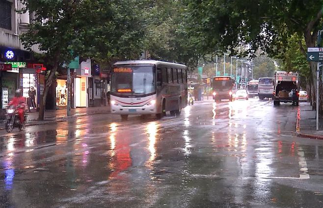 transito-omnibus-calle-montevideo-lluvia.jpg