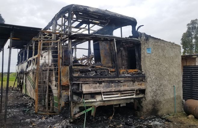 El ómnibus en el que vivía el Policía y sus dos hijos. Foto: Eduardo Castro, periodista de Subrayado.