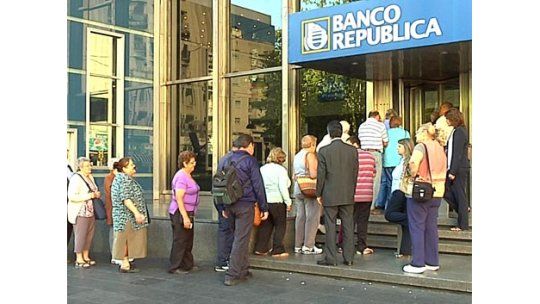 Jubilados hacen largas colas en el BROU para acceder a un crédito