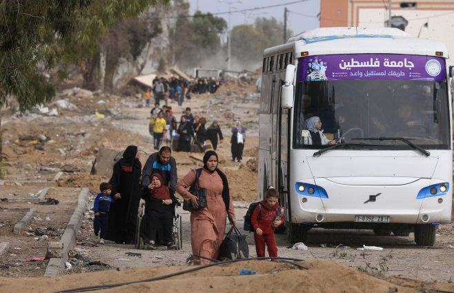 Foto: AFP. Palestinos abandonan el norte y caminan por la carretera Salaheddine en las afueras del sur de la ciudad de Gaza, el 25 de noviembre de 2023, en el segundo día de tregua.