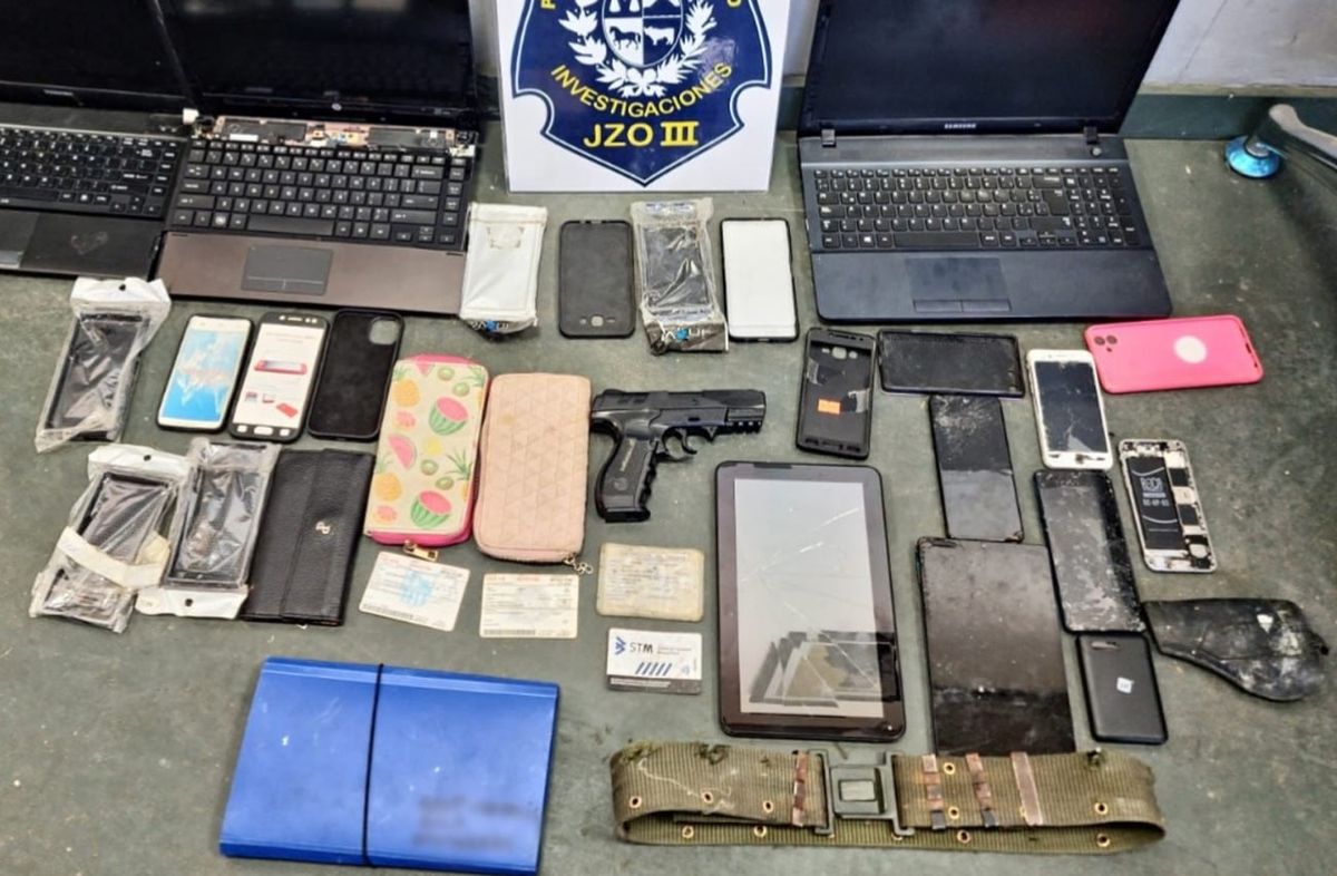Foto cedida a Subrayado. Parte de lo incautado a los sospechosos en Peñarol. Foto cedida a Subrayado. Parte de lo incautado a los sospechosos en Peñarol.