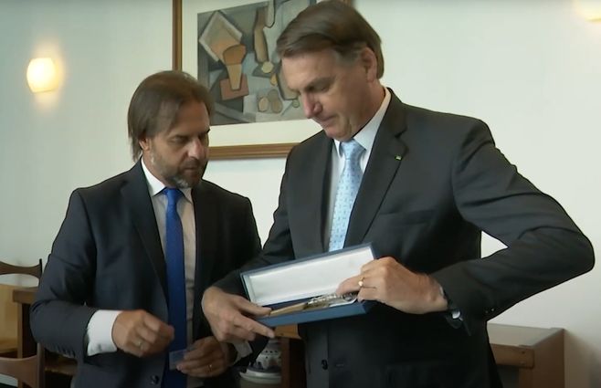 lacalle-pou-bolsonaro-regalo-cuchillo.jpg
